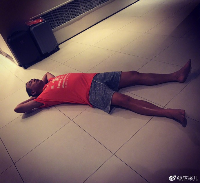 4ab6c391gy1flqurylxgmj20yi0vi4qp