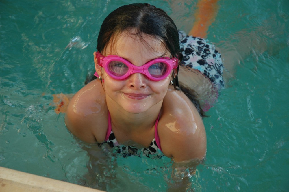 swimming-2404378_1920