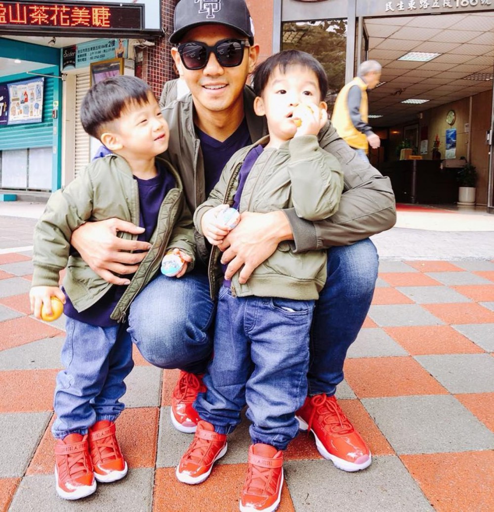 黑人(陳建州)和雙胞胎兒子飛飛翔翔