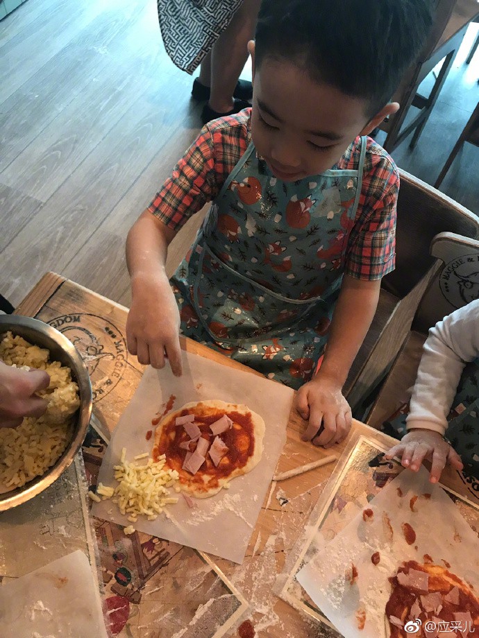 4ab6c391gy1fn3dfsssvtj20yi1a01ky