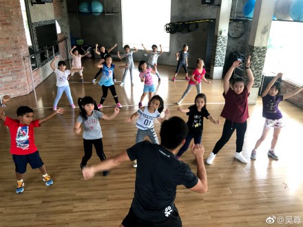 e7395209gy1fph3qqzg5fj23402c04qp