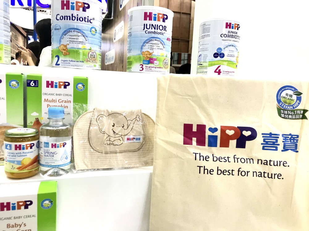 Presslogic：HiPP：登記入會就有麻質環保袋，而入面就有一支Baby Water 同口水肩一條