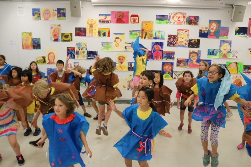 （照片由SAIC提供）最後一節課，小朋友們表演另一種藝術渠道 – 肢體動作。 他們穿著自己弄的「舞衣」，隨著音樂自由舞動。