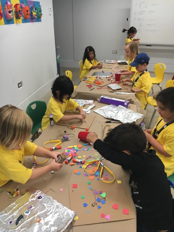 大家一起專注地做自己的創作，老師們也沒有太多干預。