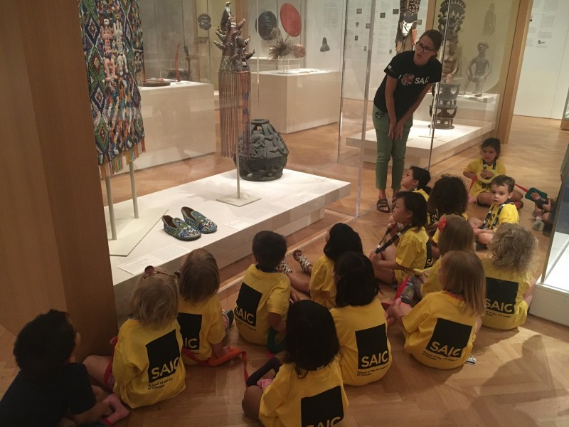 這是四歲班的孩子們，我家妹妹坐在中間，專心地看著玻璃箱裡的藝術品呢！