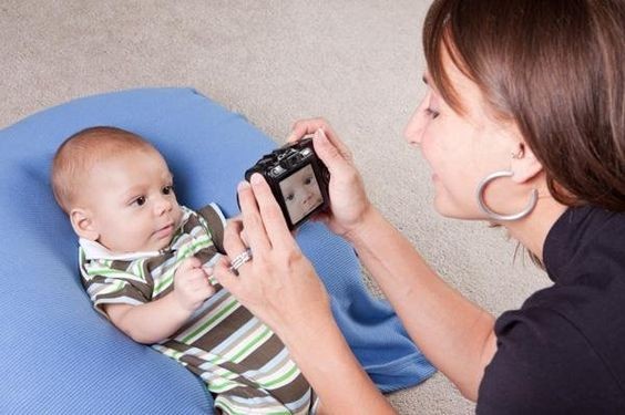 baby_take_photo