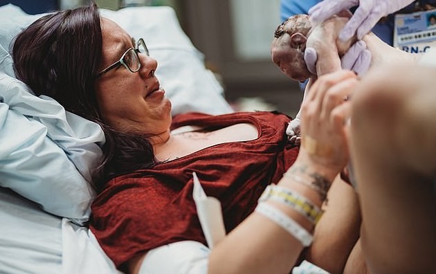 8398082-6581181-Ms_Davis_claims_she_fell_in_love_with_her_daughter_during_her_pr-a-7_1547218114973