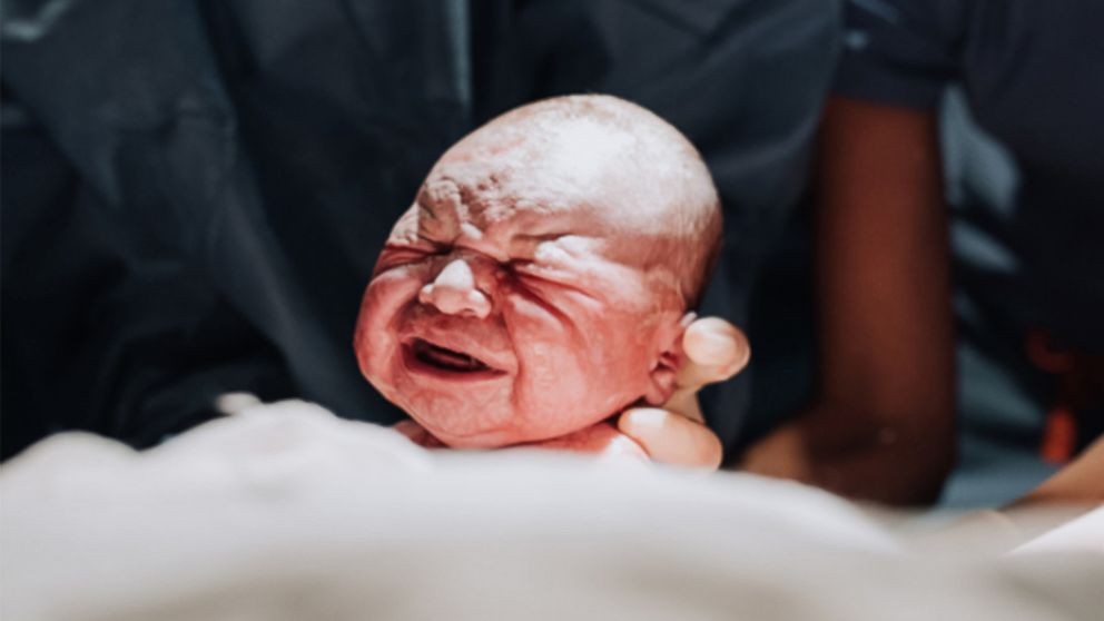 photographer-labor-son-birth-04-ht-jc-190315_hpMain_16x9_992