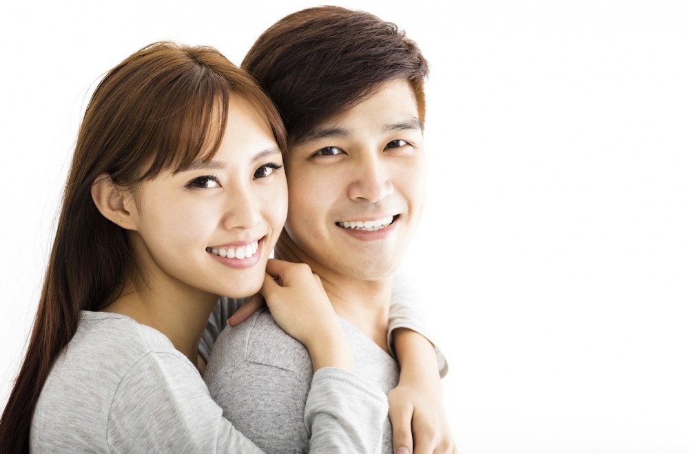 人妻指認識現在的丈夫不久,兩人便入愛河。