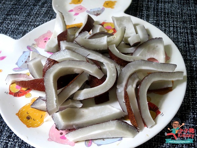 湯水步驟：印度椰子洗淨切條~