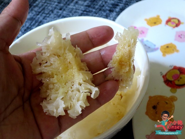 湯水步驟：雪耳浸透，然後剪去硬蒂~