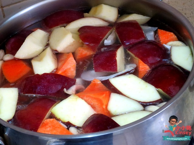 湯水步驟：煲內放約3L水，待滾後加入所有材料(雪耳除外)~