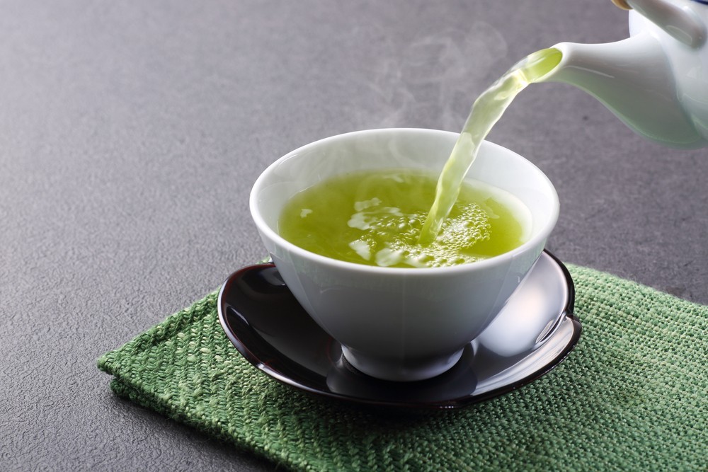 綠茶富含的「兒茶素」,有助抑制血糖飆升、糖分吸收及三酸甘油酯的合成,並能促進脂肪燃燒