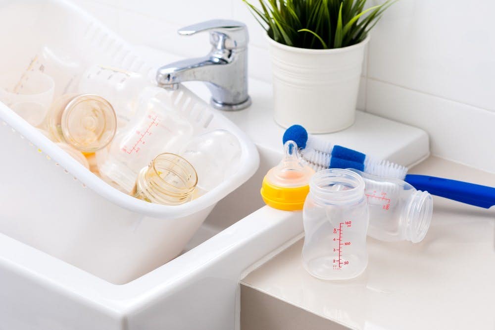 高敏寶寶喝母乳時可能會因轉換環境、轉換奶瓶等因素而鬧脾氣,拒絕進食。