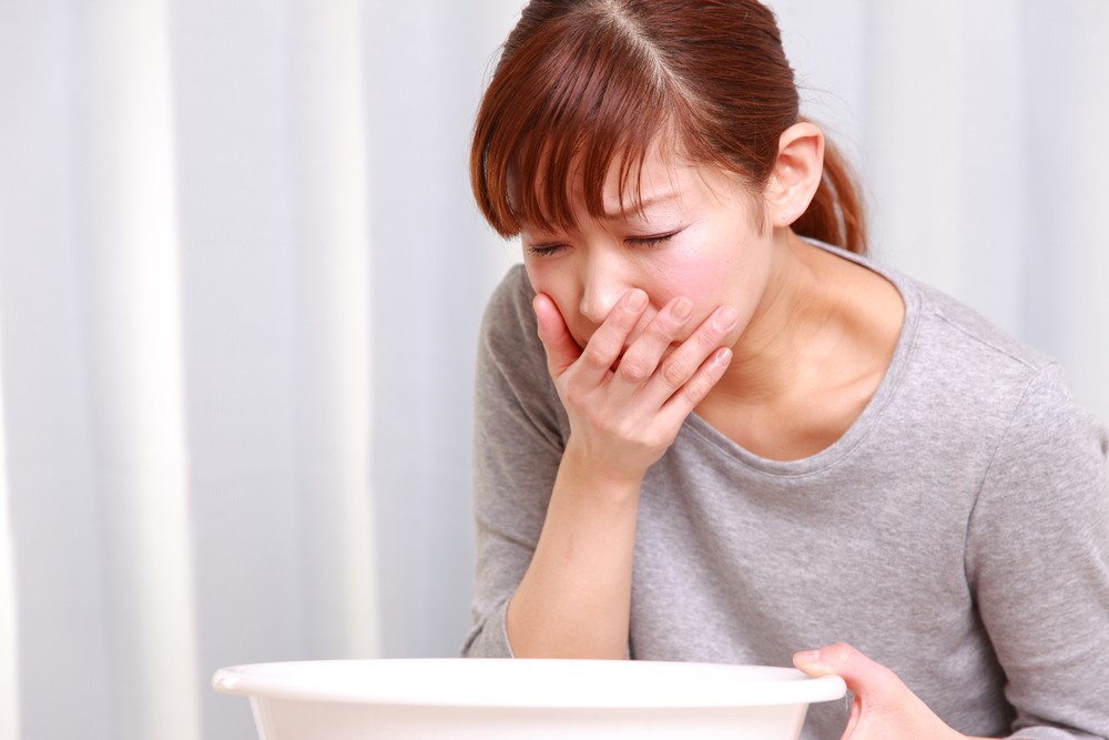 英國一名年輕媽媽,孕吐嚴重,導致牙齒也甩掉