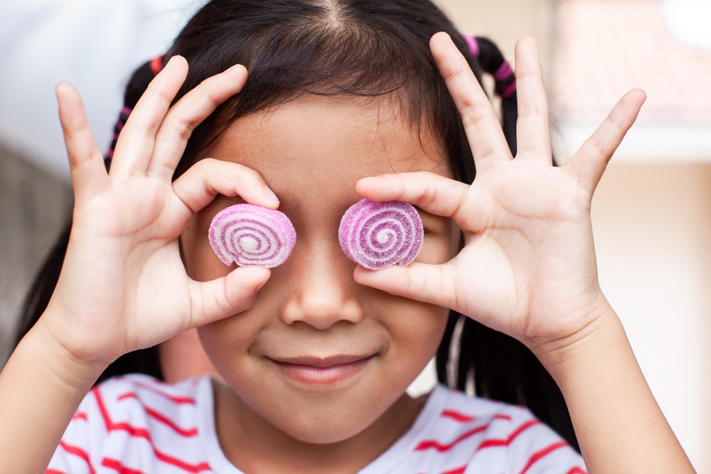 媽媽因女兒生日，準備了大量糖果、零食，打算跟同學分享