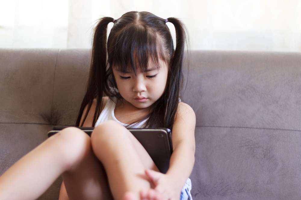 長時間使用電子產品,便屬於過度刺激活動