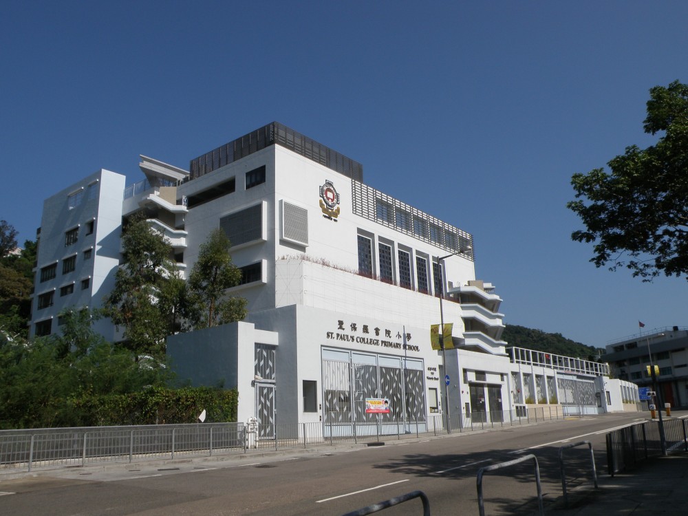 聖保羅書院小學插班申請者，需準備成績表及課外活動 / 獎項紀錄表。