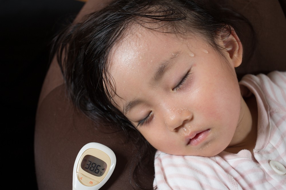 在炎熱的天氣中,不幸患病的小朋友需要父母特別注意!