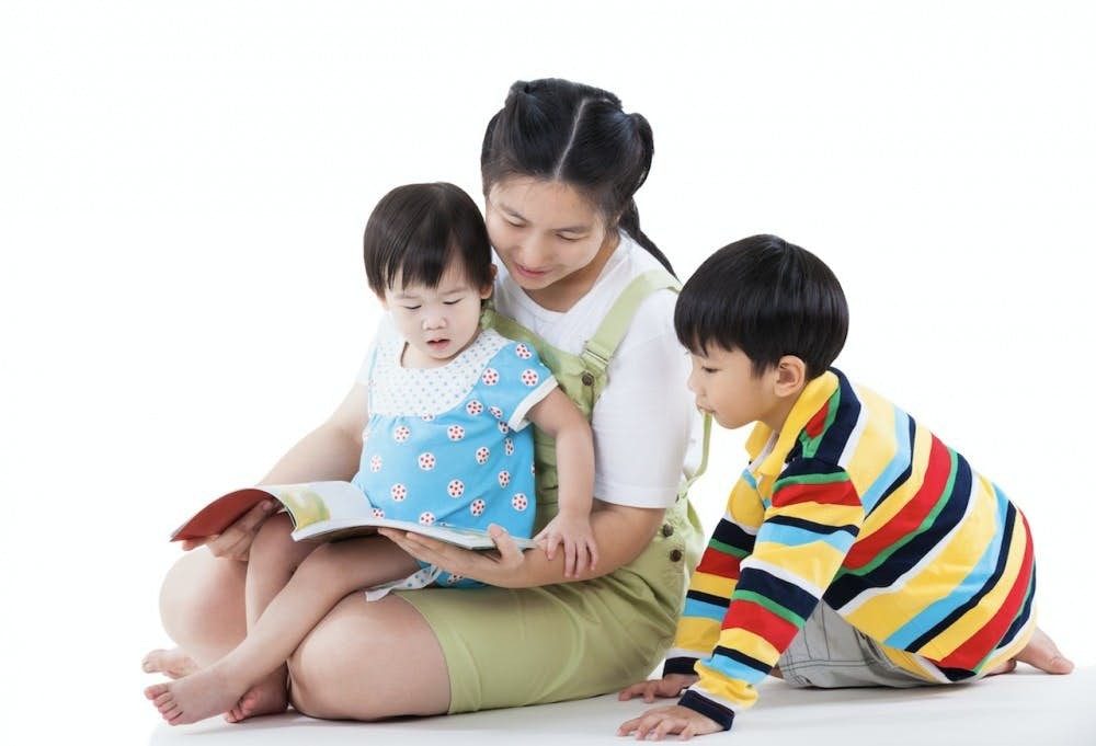 現時很多孩子由外傭照顧,較難培伴孩子閱讀中文書。