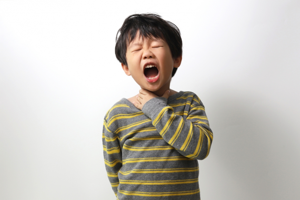 為何孩子在陌生人面前「講不出聲」?