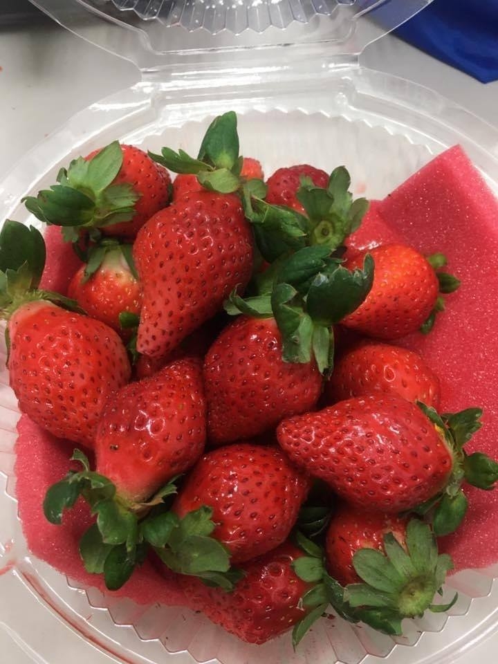 因知道事主愛吃士多啤梨，家中常常備有