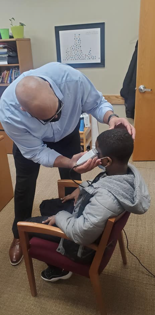 校長親自為學生理髮