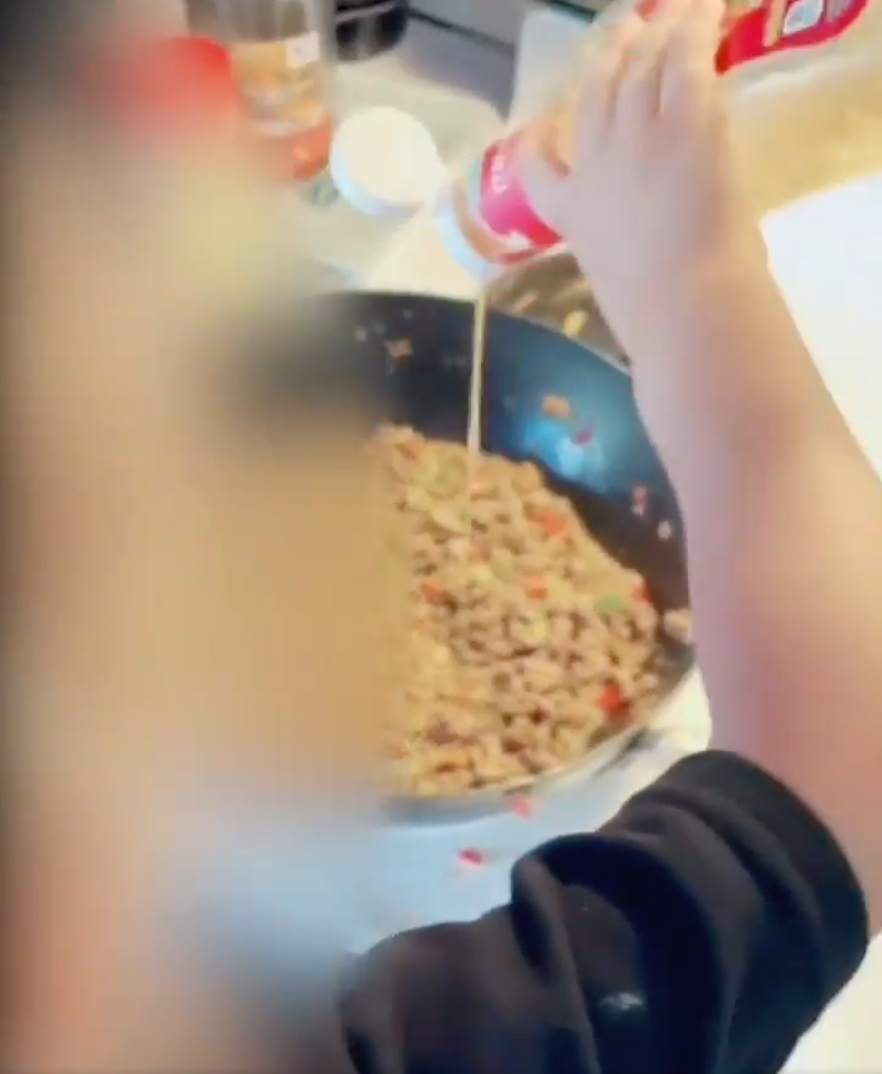 只見孩子手勢十分熟練,似乎一直有入廚
