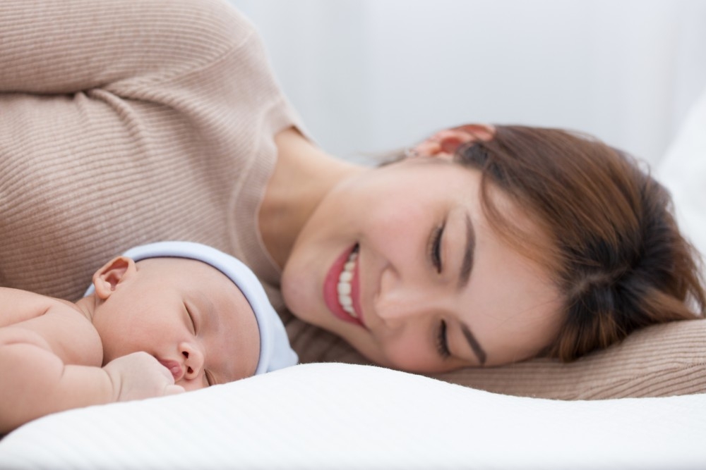 寶寶睡覺時把身體貼到媽媽身體上,才會感覺安心