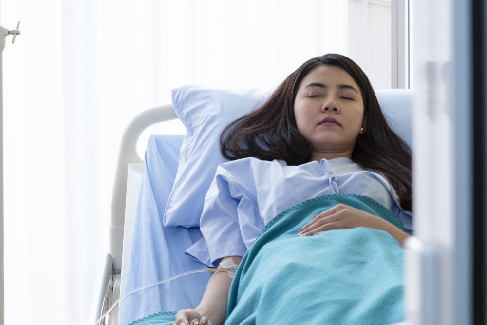 女患者入院時，腹部有可疑陰影