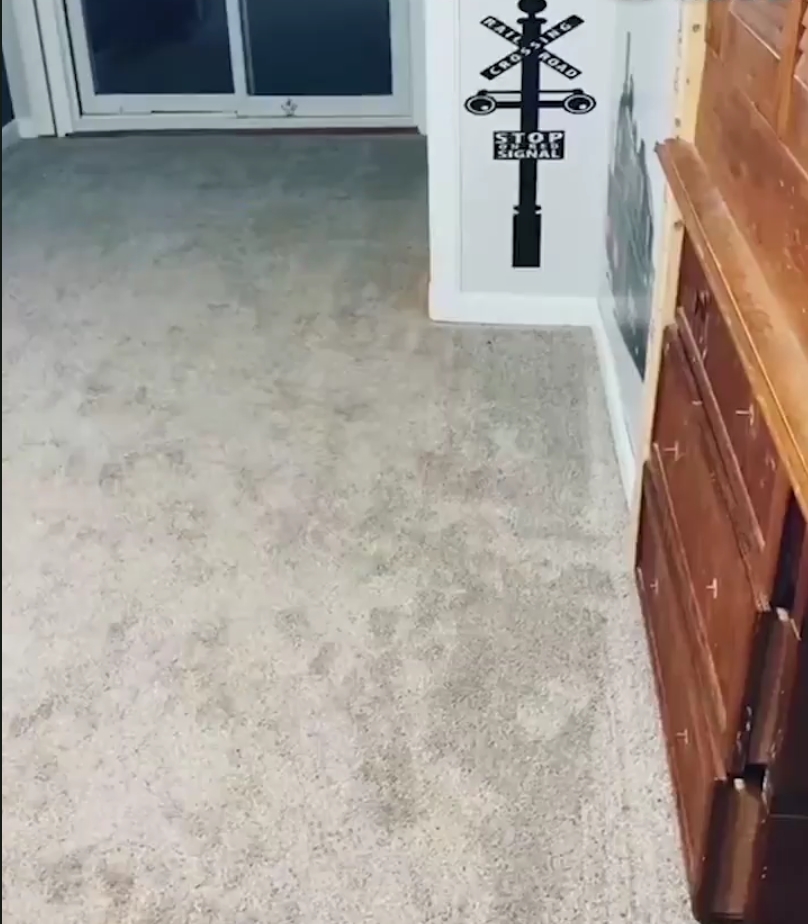 房間地板再沒有東西