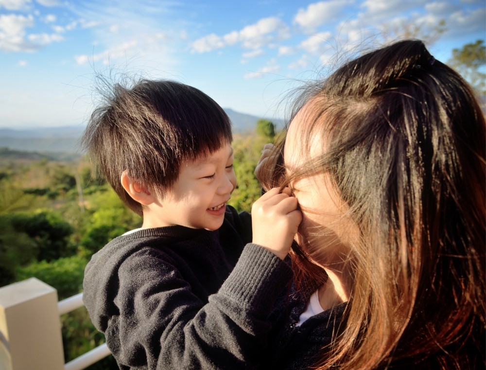 當他喜歡你的時候,因為不知道如何去表達,所以就會動手扯媽媽的頭髮,這只是表達喜愛的一種方式