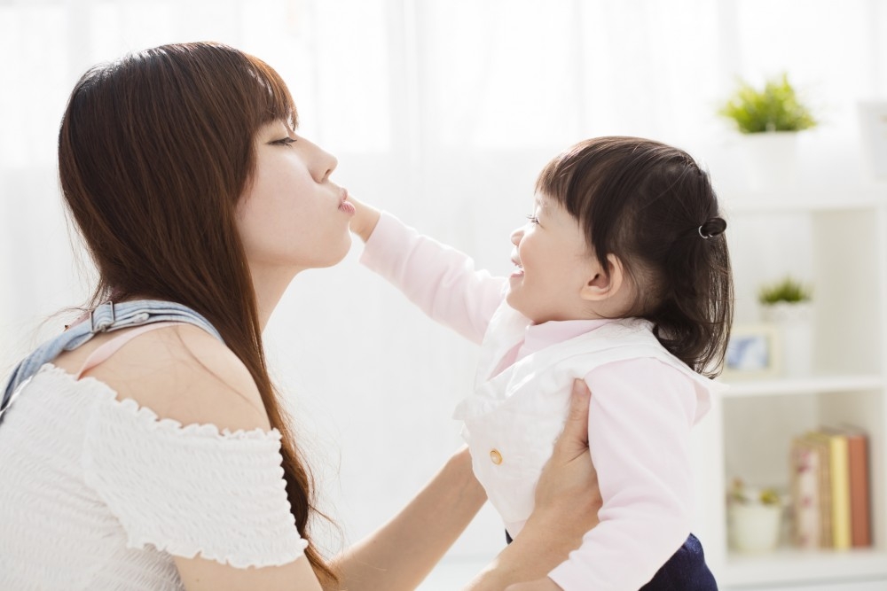 對寶寶而言,咬人的經驗是愉快的,所以他認為被咬媽媽同樣也會感到愉快