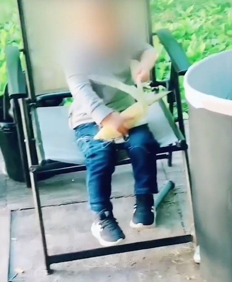 媽媽指早在孩子14個月大起,便讓他做最簡單的烹飪任務,如去掉粟米外皮等