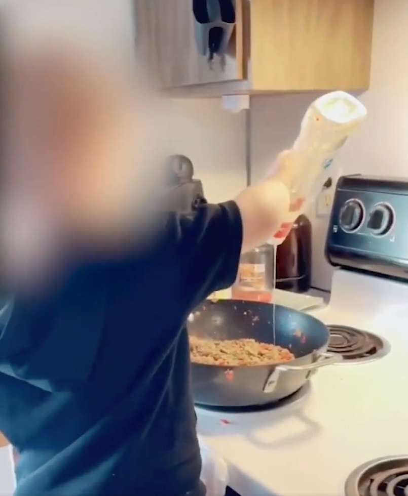 外國一位媽媽在社交網站上傳3歲兒子在爐灶前煮食的片段