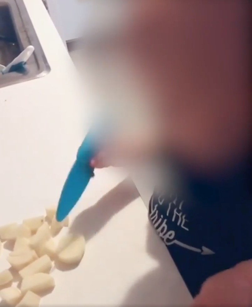 手起刀落,很快便完成工作