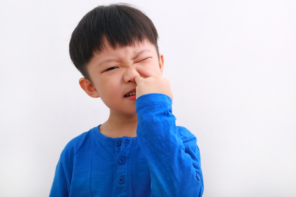 小孩時常情不自禁地挖鼻孔，可能因鼻塞不舒服、鼻子痕癢