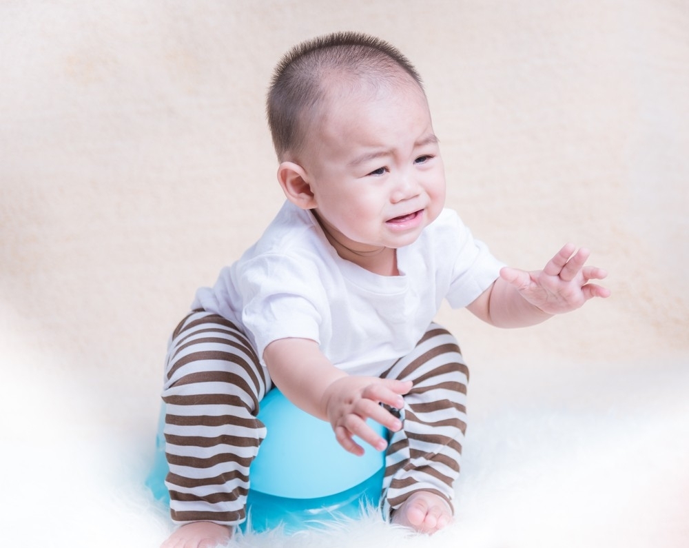 訓練幼兒如廁過程中,幼兒可能會因為害怕或抗拒而不願排便。