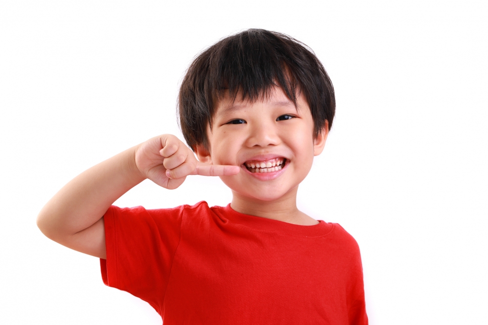 小孩子有3個可能經常咬指甲，或把東西放進嘴裏