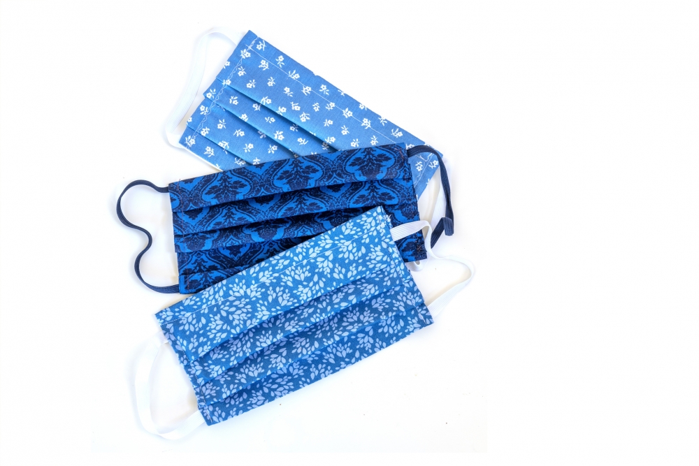 自製口罩必須參考醫護口罩的三重設計，即面層防水、中層過濾及底層吸水原理。