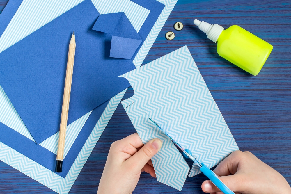 接著拿取不同顏色或花紋圖案的彩色紙，剪出領帶形狀