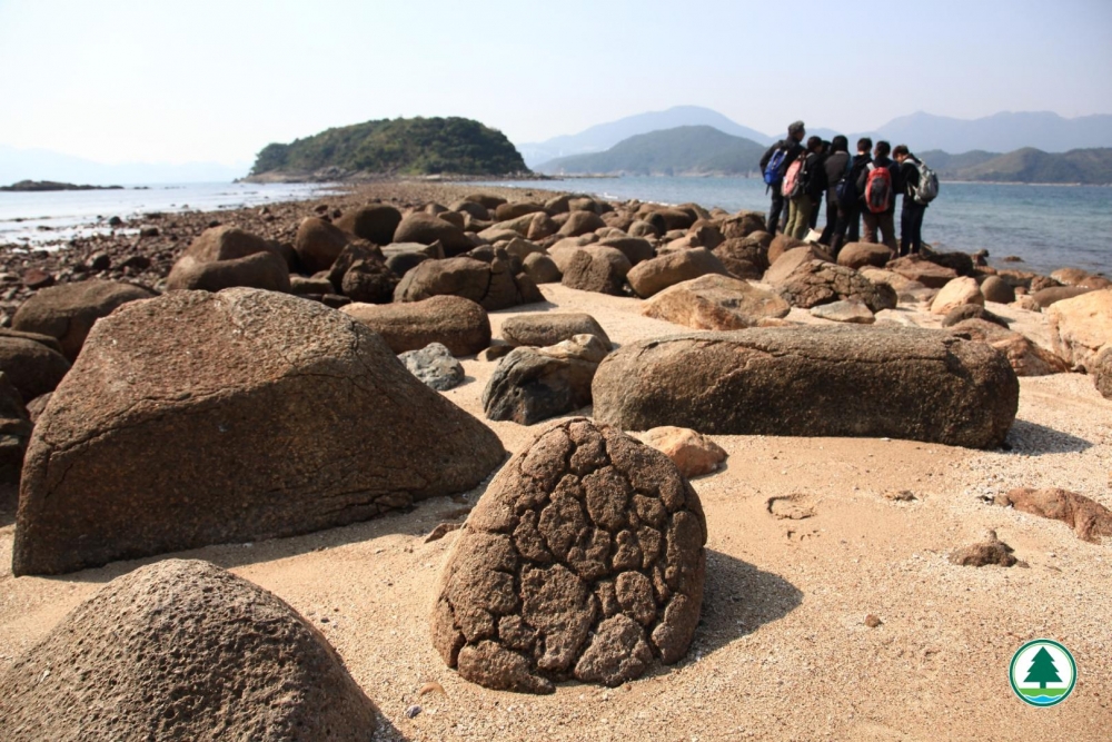 橋咀洲地質步道位於橋咀洲西面海岸，全長約1公里