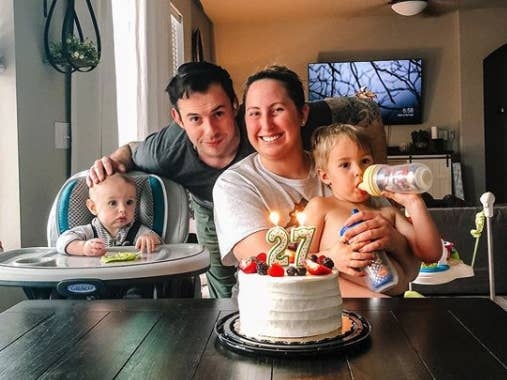 外國一個8個月大BB學游泳的片段卻在網上引起廣泛熱議，不少人擔心這種教學方式會危害寶寶的安全