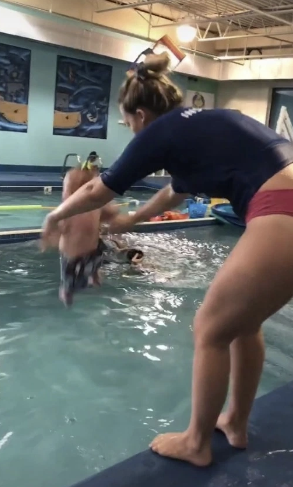 媽媽 Krysta 最近在社交平台分享8個月大幼子上游泳課的片段