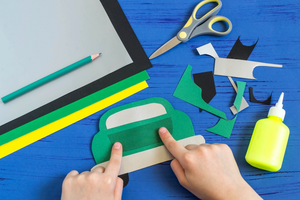 取不同顏色紙，剪出長形車鏡、車燈、車牌、車輪形狀