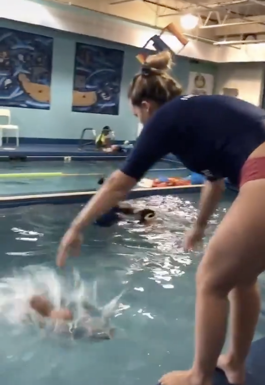 游泳教練直接把BB拋入水中