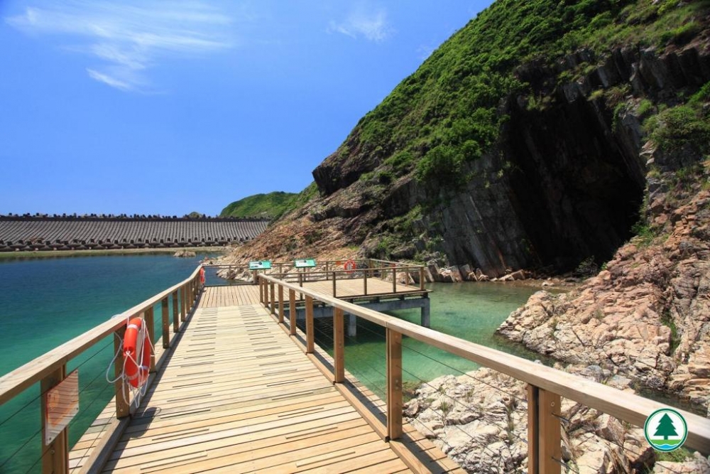 木橋步道上可近距離觀賞海蝕洞