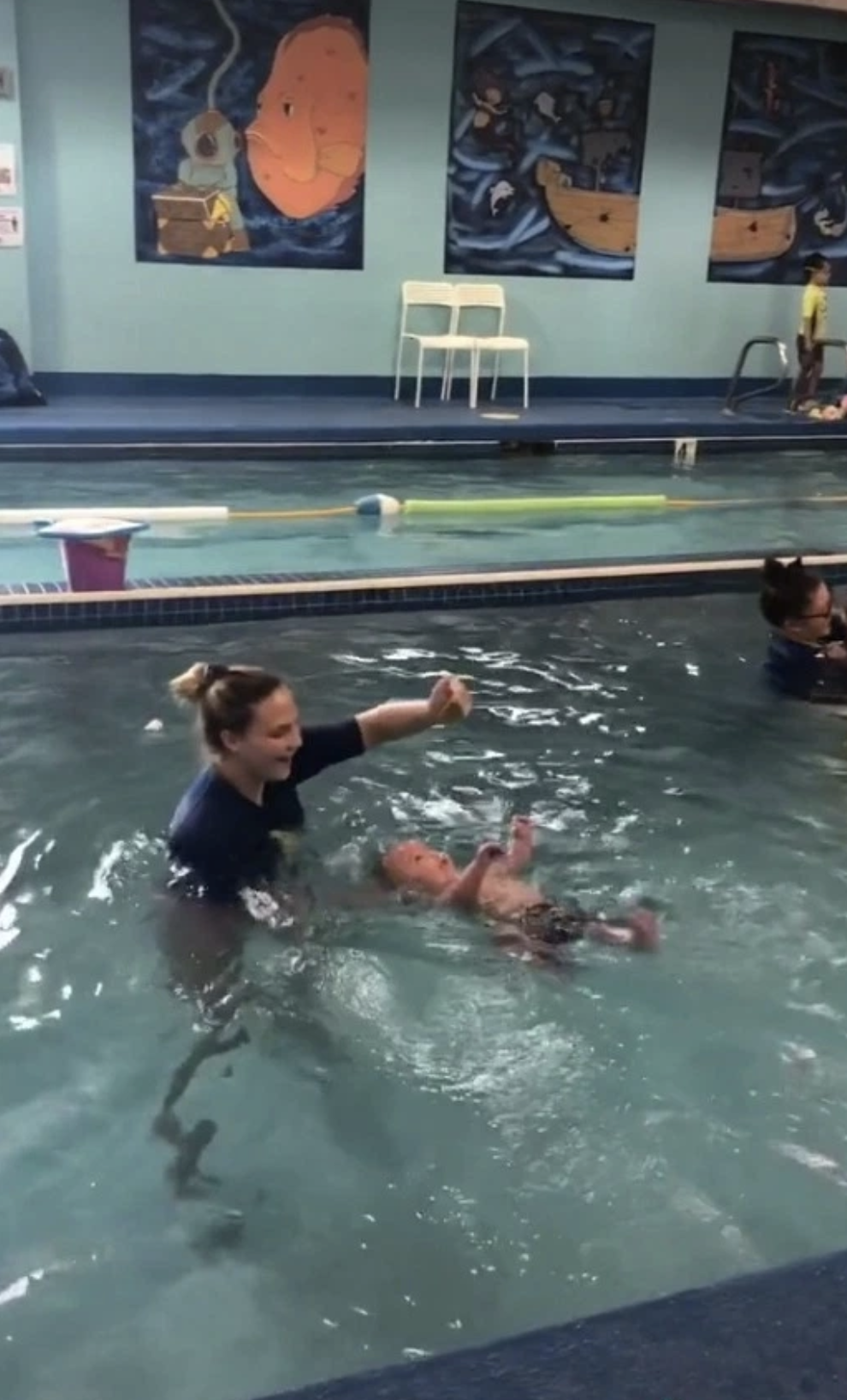 孩子在約5秒後則自動浮出水面