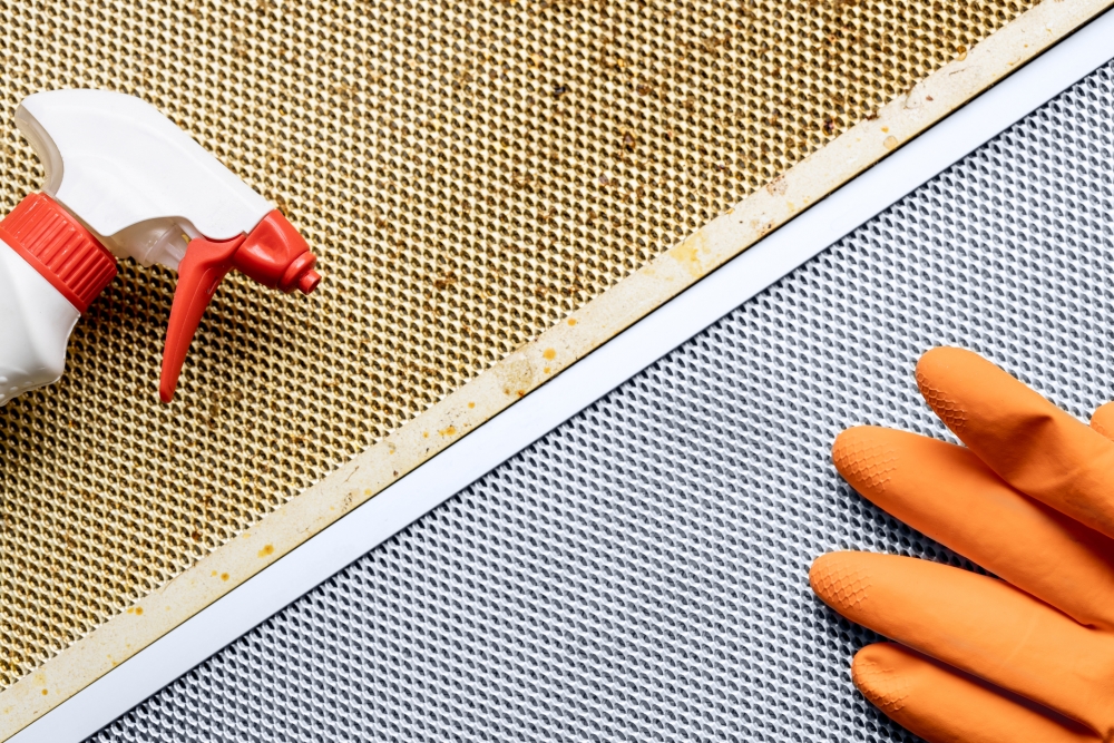 可取小蘇打均衡地灑在濾網表面，接著噴灑稀釋後的白醋