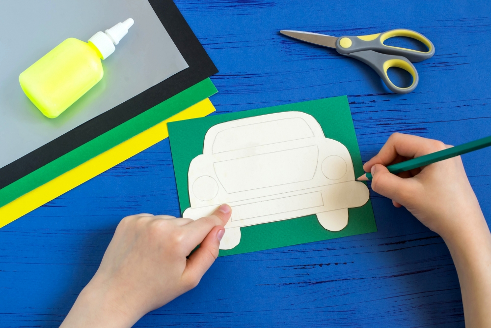 取一張彩色紙，剪出車子形狀